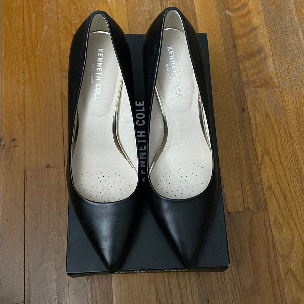 Kenneth Cole Riley Pointed Toe Pump - Picture 2 of 4